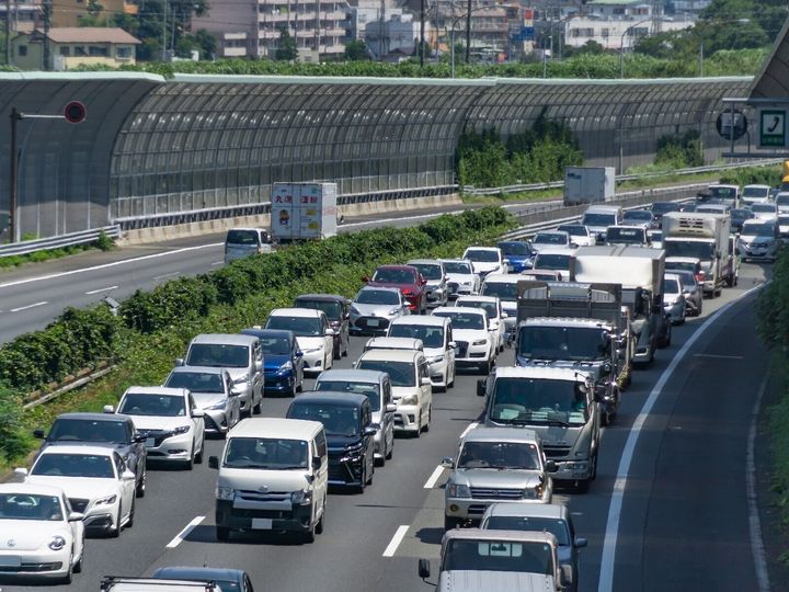 お盆休みの帰省が家族の恒例行事となっている人は多いだろう。だが一方で、「今年は帰ってこなくていい」と親から告げられたという人も。親たちが帰省を断る背景には、年齢とともに変化する事情があるようだ。※画像：PIXTA