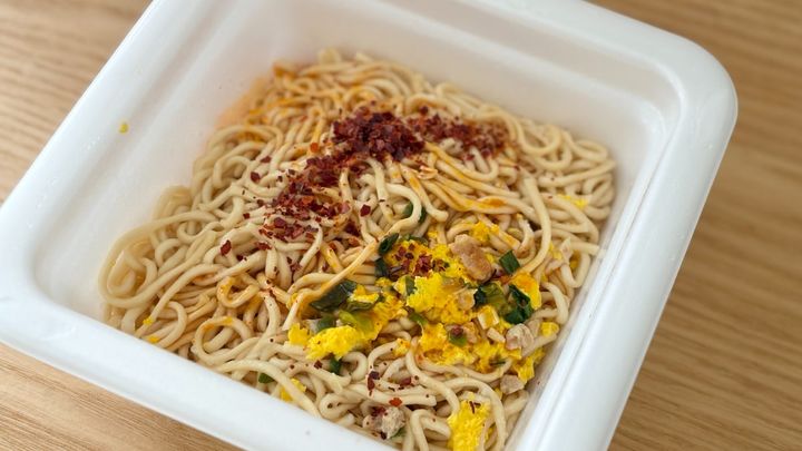4年ぶりの大復活！【セブン限定】汁なし麺はパンチ抜群でリピ確定の味