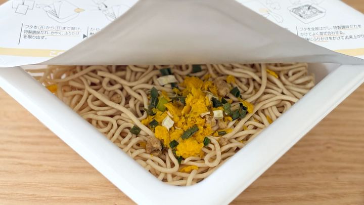 4年ぶりの大復活！【セブン限定】汁なし麺はパンチ抜群でリピ確定の味