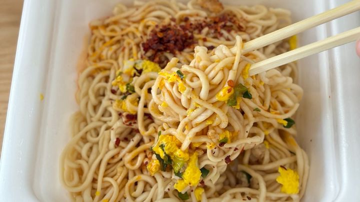 4年ぶりの大復活！【セブン限定】汁なし麺はパンチ抜群でリピ確定の味