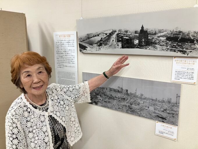 東京大空襲の写真を解説する二瓶治代さん