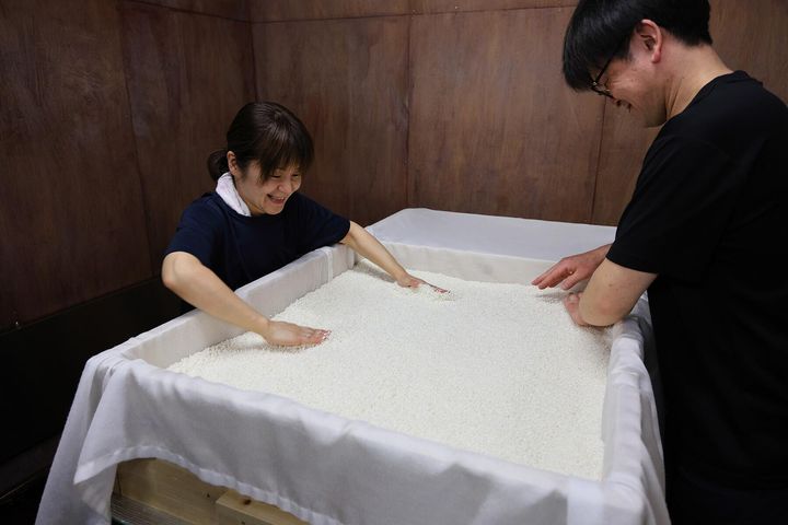 麹室で仲仕事をする庄司さんと友香さん