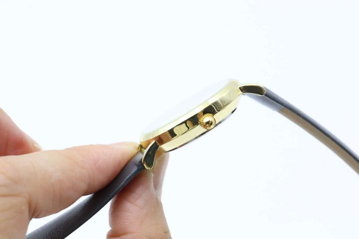 女性の指がダイソー腕時計のリューズを触っている様子