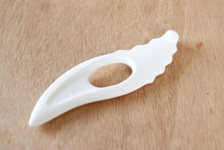 白いカッサウェーブ（ローラー付）が木目の台に置かれている