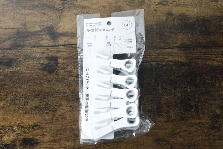 木目調のテーブルに置かれた多機能洗濯ピンチ6Pのパッケージ