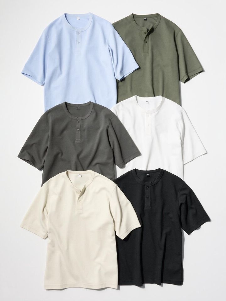 複数色のドライワッフルヘンリーネックTシャツが並べられた俯瞰