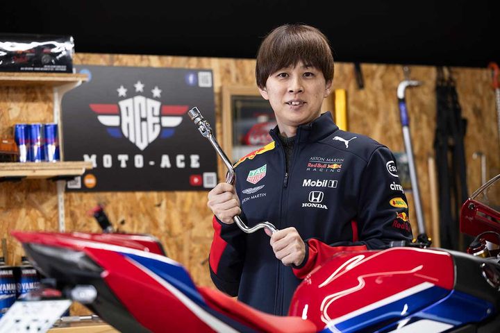 ANDY2級整備士の二輪、ガソリン、ジーゼルの3種類すべての資格を所有するYouTuber。HRC時代はMotoGPマシンの完成車開発を担当していた