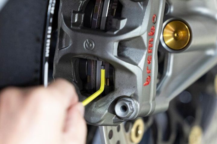 パッド残量は、ディスクとパッドのバックプレートの間に1.5ｍｍの六角棒レンチが入らないなら交換時期が近い