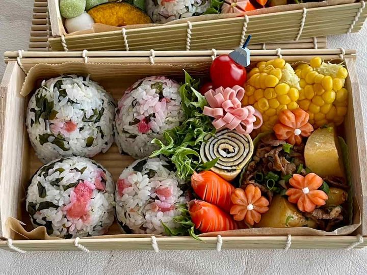 暑い日にさっぱりと海ごはん！「梅ちりめんワカメご飯のおにぎり」