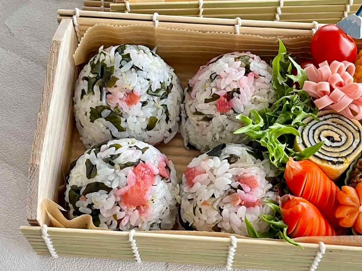 暑い日にさっぱりと海ごはん！「梅ちりめんワカメご飯のおにぎり」