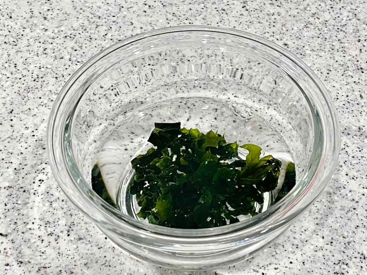 暑い日にさっぱりと海ごはん！「梅ちりめんワカメご飯のおにぎり」