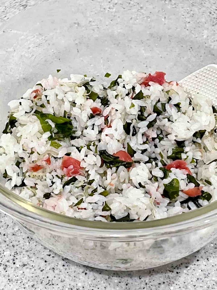 暑い日にさっぱりと海ごはん！「梅ちりめんワカメご飯のおにぎり」