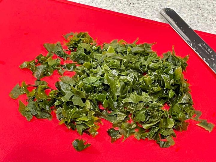 暑い日にさっぱりと海ごはん！「梅ちりめんワカメご飯のおにぎり」