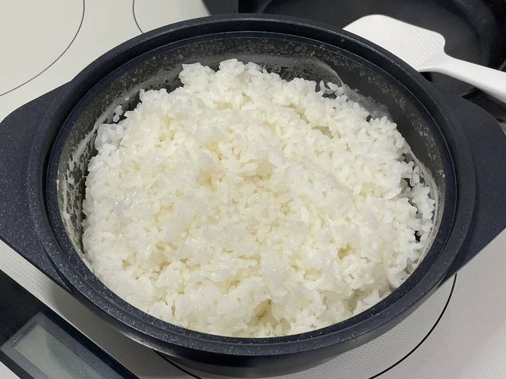 暑い日にさっぱりと海ごはん！「梅ちりめんワカメご飯のおにぎり」