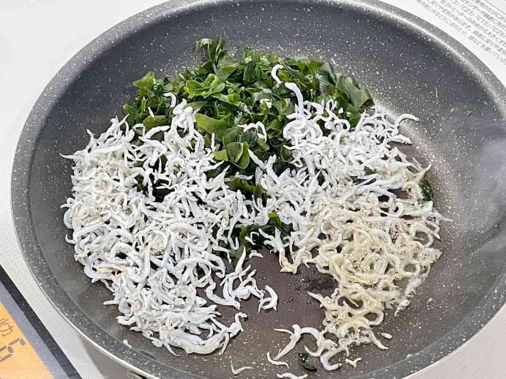 暑い日にさっぱりと海ごはん！「梅ちりめんワカメご飯のおにぎり」