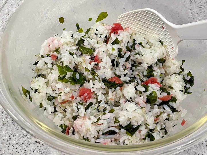 暑い日にさっぱりと海ごはん！「梅ちりめんワカメご飯のおにぎり」