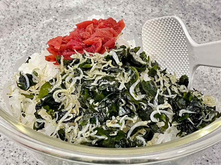 暑い日にさっぱりと海ごはん！「梅ちりめんワカメご飯のおにぎり」