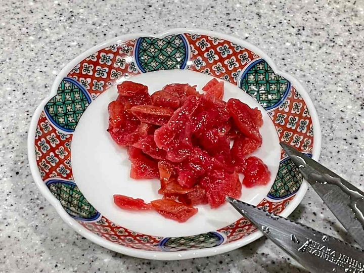 暑い日にさっぱりと海ごはん！「梅ちりめんワカメご飯のおにぎり」