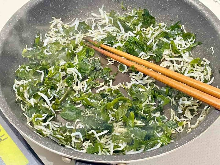 暑い日にさっぱりと海ごはん！「梅ちりめんワカメご飯のおにぎり」
