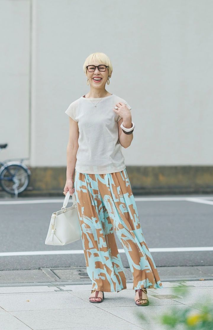 コーデが簡単に決まる、プリント柄パンツとシアートップス。