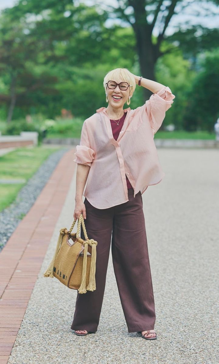 ピンクのシアートップスが、大人かわいい