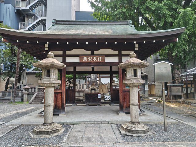 信長公御廟所と拝殿（手前の建物）