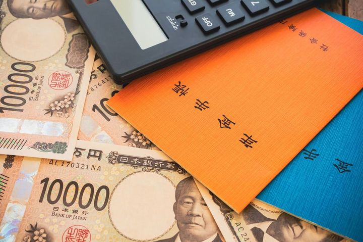 年金手帳と現金と電卓