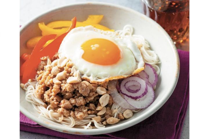 【そうめん】のマンネリ解消に、エスニック味の新定番2つ。ナンプラー香菜のフォー風／鶏そぼろ×目玉焼き