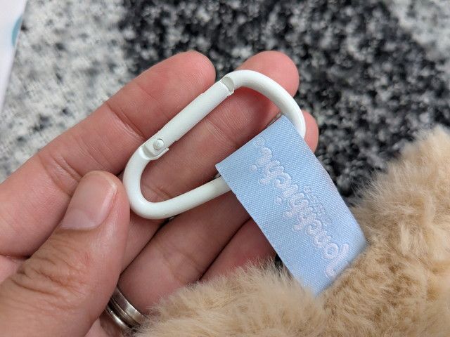 チャームに付いたカラビナのアップ写真
