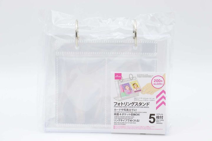 透明な袋に入ったダイソーのフォトリングスタンド。商品名や価格、特徴が記載されたパッケージ。
