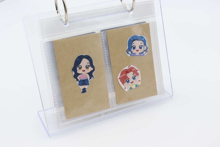 フォトリングスタンドのリフィルに、キャラクターのイラストが描かれたシールを飾っている様子。