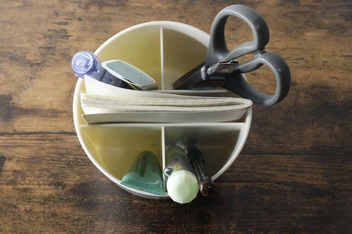 横置きのペンスタンドに文房具が収納されている俯瞰