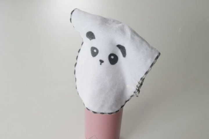 パンダ柄のカブセルハンカチがピンクの水筒にかぶせられている