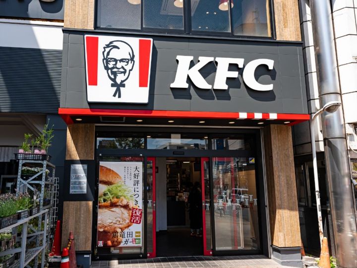 ケンタッキーフライドチキン公式Xは8月7日に投稿を更新。ドリンクS/M/Lの全サイズを100円で提供する期間限定キャンペーンを発表し、反響を呼んでいます。（サムネイル画像出典：PIXTAより）