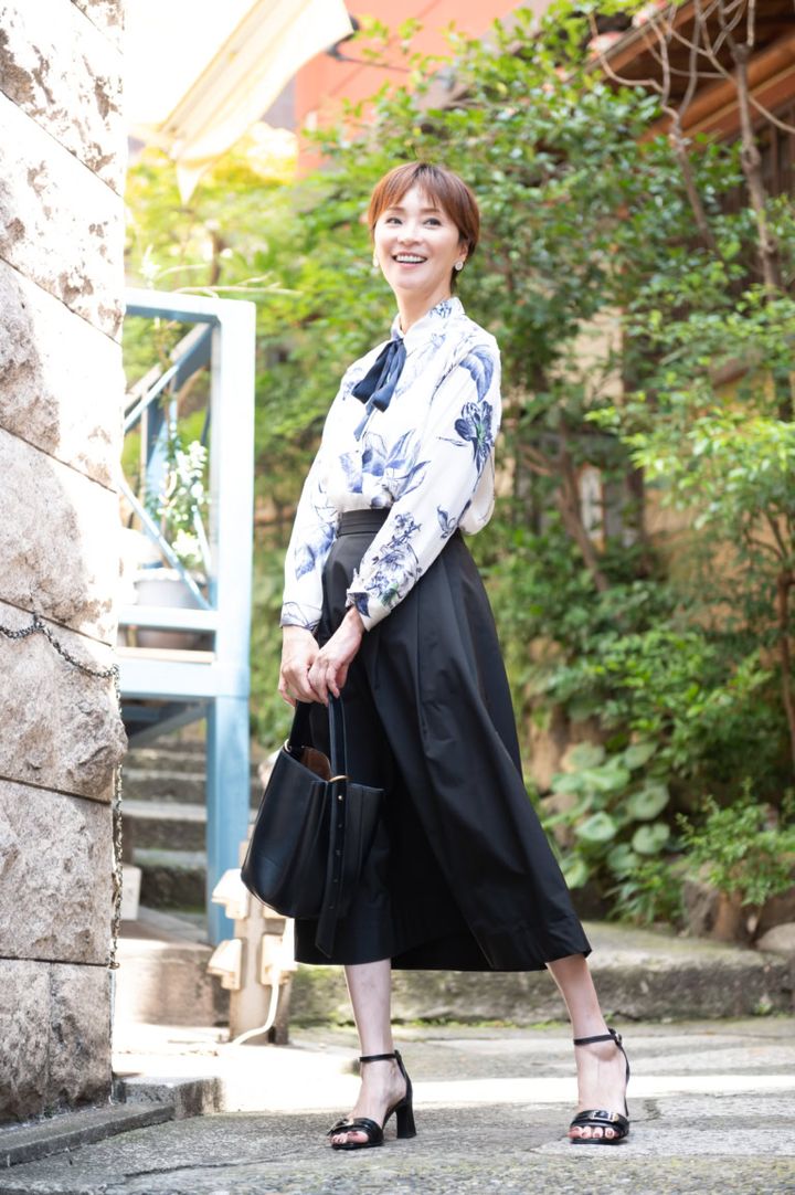 トップス･･･ZARA、ボトムス･･･プラステ、サンダル･･･ダイアナ、ピアス･･･アビステ、バック･･･ZARA