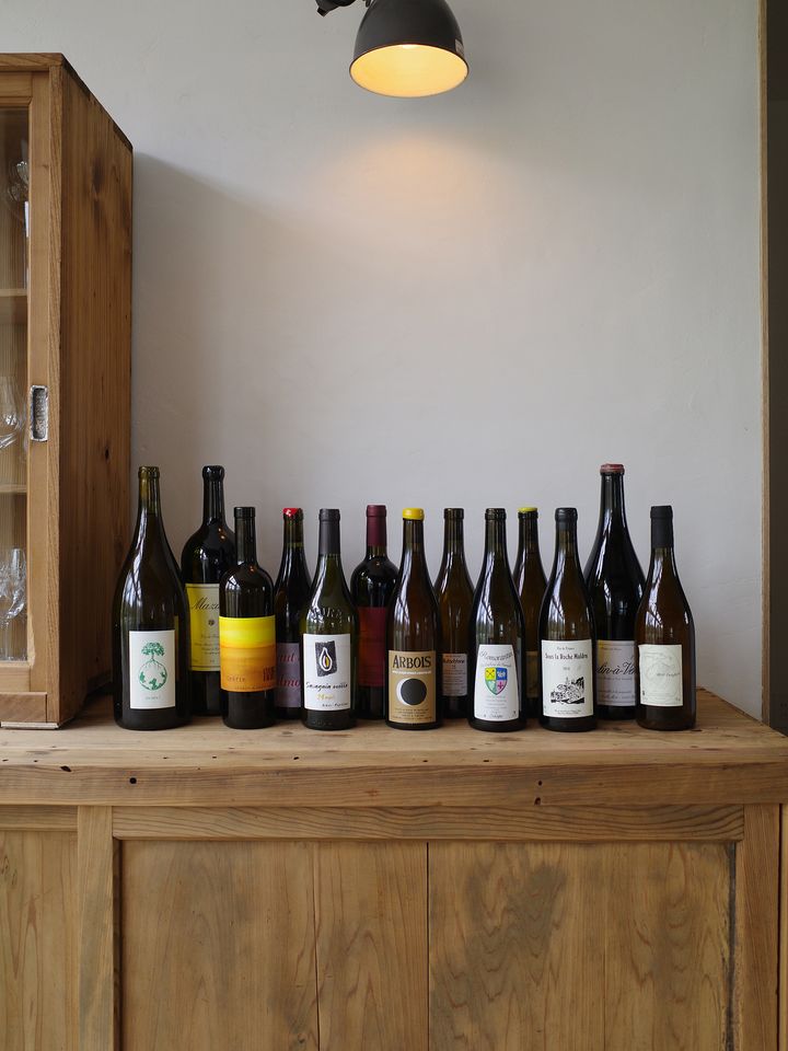 軽井沢のワイン酒場「stand fog」の店内に並ぶワインボトル