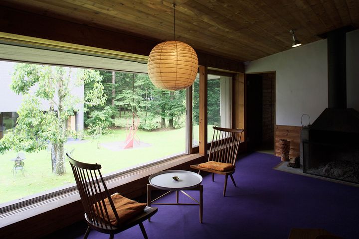 脇田美術館、吉村順三設計のアトリエ山荘の室内。窓から緑豊かな庭が見える