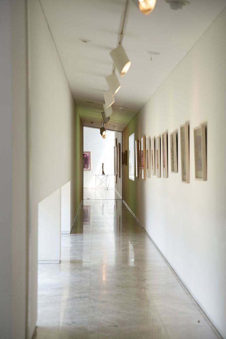 脇田美術館の展示室、絵画が並ぶ回廊