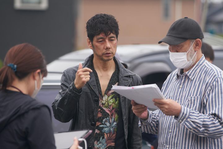 映画『時には懺悔を』メイキング写真（左から）西島秀俊、中島哲也監督 （C）2026 映画「時には懺悔を」製作委員会 width=
