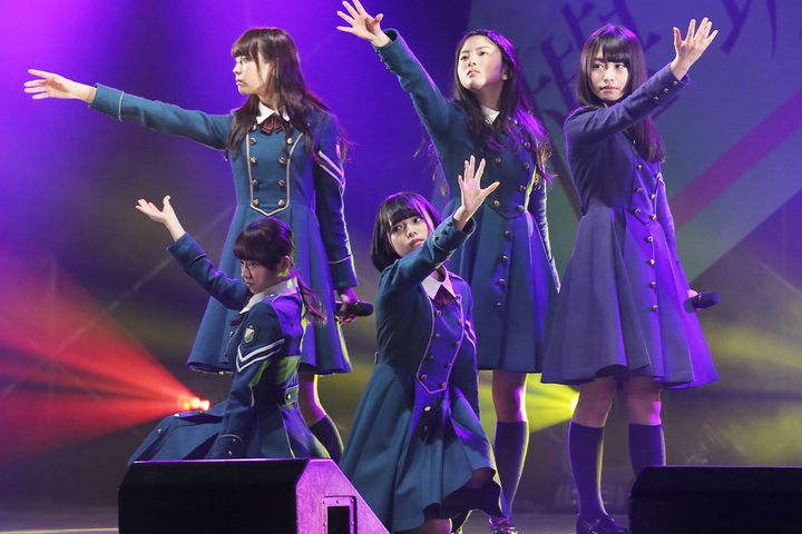 デビュー間もない欅坂46（2016年4月17日、時事）