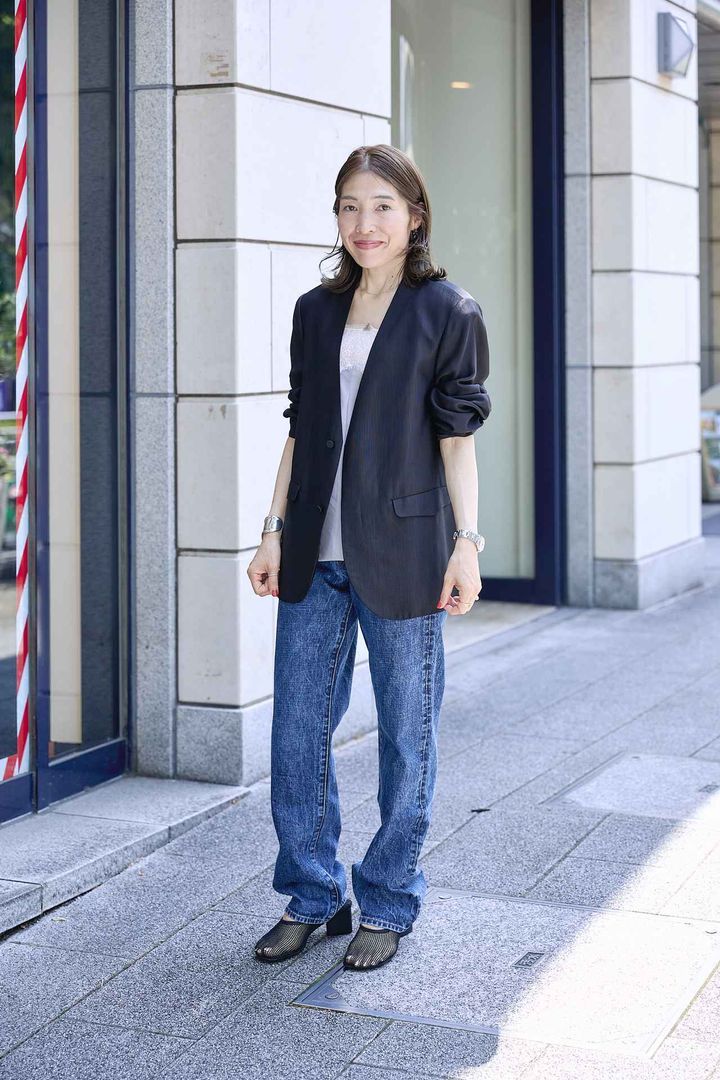 画像: ¨THE EROSE¨ジャケット￥198,000・¨THE EROSE¨デニムパンツ￥104,500