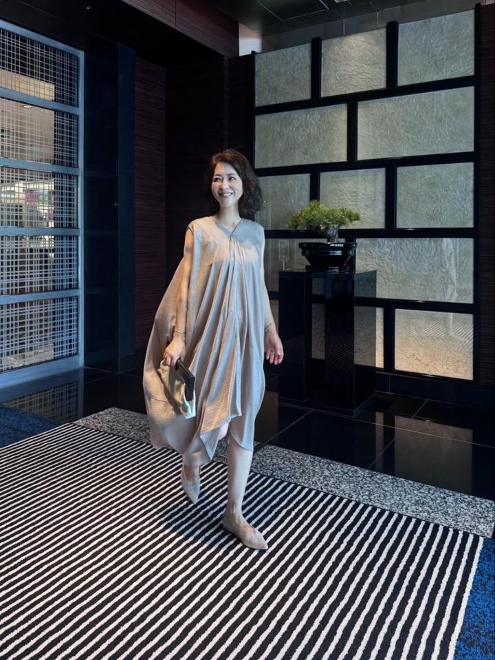 ワンピース／Acne Studios、バッグ／STUDIO CHERIE、サンダル／J.REINALDO