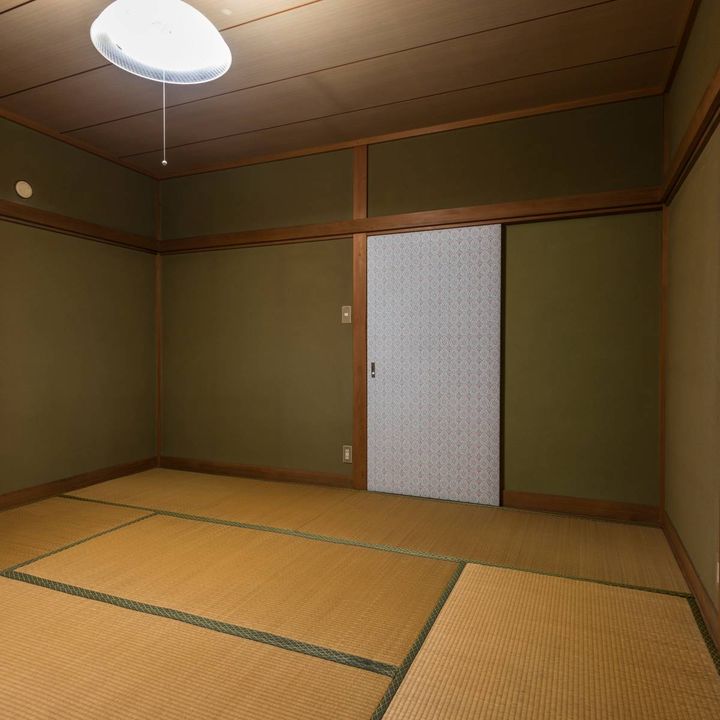 夜、明かりがついている古い民宿の畳敷きの和室の内装