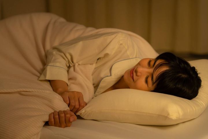 ベッドで眠る女性