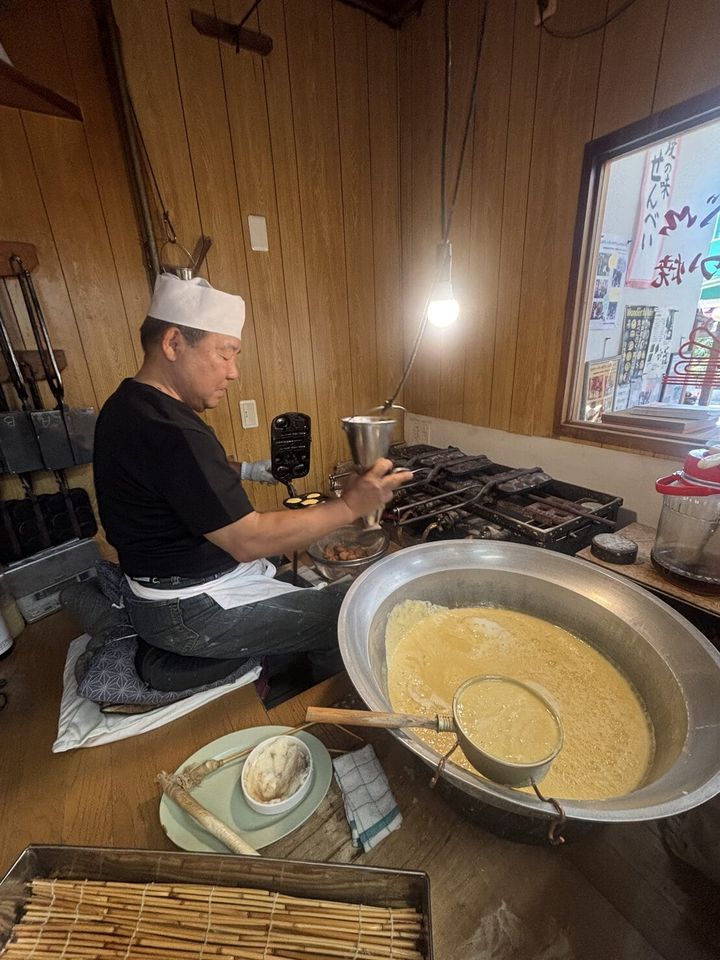 八木新月堂のご主人が野球カステラを焼いているところ