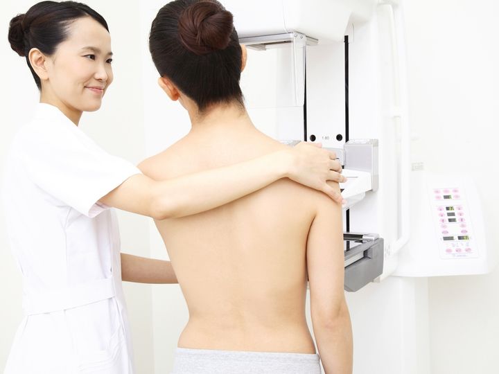 【医師が解説】40代後半に罹患のピークがある乳がん。早期発見が重要ですが、日本の乳がん検診受診率は世界的に見ても低水準です。超音波とマンモグラフィはなぜ併用すべきなのか、分かりやすく解説します。（※画像：amanaimages）
