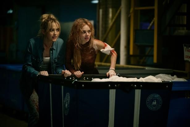 ゲーム序盤からド派手な“死にざま”が炸裂!? [c]2026 Searchlight Pictures. All Rights Reserved.