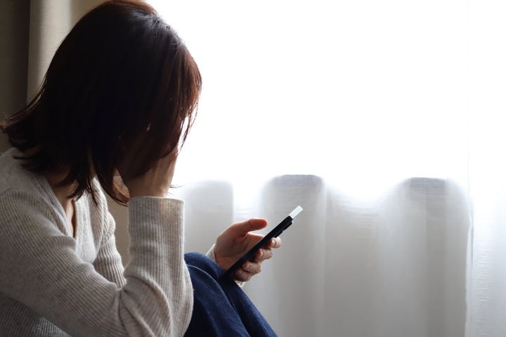SNSで他人が楽しそうにしているのを見てつい焦ることも（画像はイメージ）