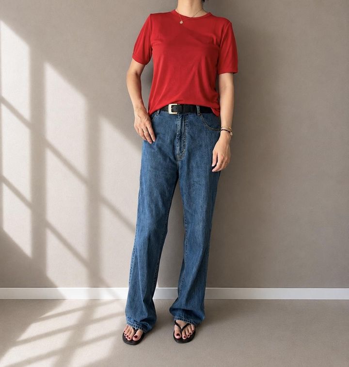 画像: 鮮やかな赤はデニムパンツ合わせで気負わずに