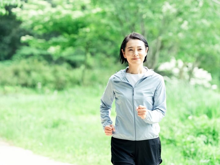 年齢を重ねた人の「品性」とは、その人の人生において「何を大切にし、何を選ぶか」という日々の選択にも表れるもの。今回は「品のいい女性」が捨てたもの・選択しないものを5つ紹介します。※画像：PIXTA
